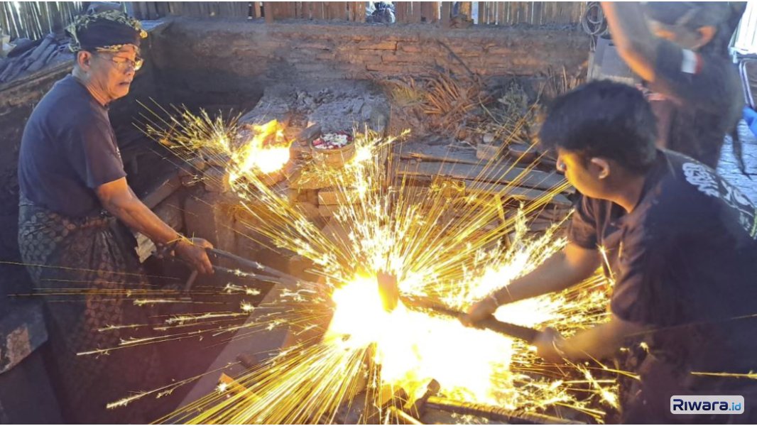 Proses penempaan keris oleh Empu Subandi Suponingrat